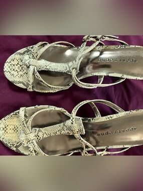 S03-Apostrophe Snakeskin Strappy SANDALS Size 7 Modern Contemporary Summer
